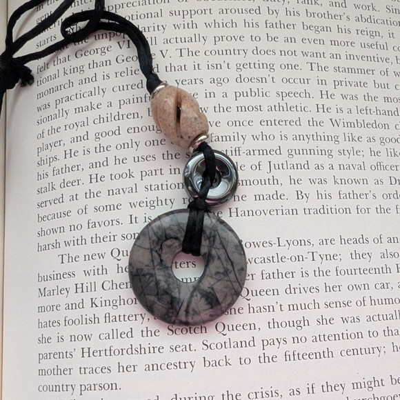Elegant Black and Gray Pendant Necklace - Picture 1 of 6